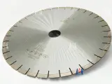Dinosaw Machine mit aggressiver Segmentgeometrie und optimierter Diamantkonzentration für schnellen Granitschnitt.