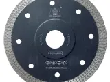 Dinosaw Machine montrant que le profil ultra-mince et le bord turbo maille réduisent les éclats sur grès cérame, même avec meuleuse d’angle.