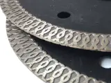 Dinosaw Machine montrant que la frittage à chaud et la liaison dédiée permettent une découpe plus rapide, réduisant le temps d’usinage avec outils manuels.