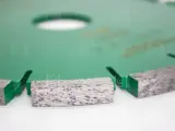 Dinosaw Machine zeigt: Eine abriebfeste Metallmatrix schützt die Diamanten und ermöglicht mehr Schnitte pro Sägeblatt sowie weniger Stillstandzeiten.