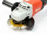 Dinosaw Machine zeigt: Kernspannung und Segmentgeometrie sorgen für präzise, ausbruchfreie Schnitte bei minimaler Vibration.