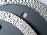 Dinosaw Machine illustrant que la maille unique assure un refroidissement actif du disque, permettant une découpe à sec stable sans gauchissement ni brûlure.