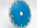Dinosaw Machine: segmenti durevoli e protezione del centro riducono i cambi lama, migliorando operatività e efficienza dei costi.