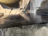 Dinosaw Machine illustrant le mécanisme d’alimentation ascendante garantissant une évacuation efficace des débris, réduisant les rayures et la charge de polissage.