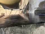 Dinosaw Machine의 업피드 설계로 슬러지 원활 배출 및 두께 균일성 확보 연마 공정 및 파손 방지