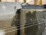 Dinosaw Machine con bloccaggio robusto e stabile per il taglio ad alta efficienza di lastre sottili di granito e quarzo.