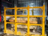 Dinosaw Machine garantisce tensione costante del filo per tagli stabili, prevenendo rotture e assicurando precisione.