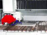 Dinosaw Machine mostrando o mandril de fresagem integrado que realiza cortes de furos e perfilamento de bordas com precisão em uma única fixação