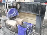 Dinosaw machine mostra Motore ad alta velocità con taglio parallelo per raddoppiare la produttività