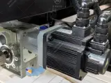 Dinosaw Machine destacando o motor principal de alta potência 18,5kW que corta materiais 30% mais rápido que máquinas convencionais