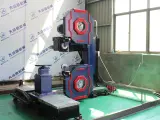 Dinosaw Machine mostra a estrutura vertical, reduzindo a área ocupada em mais de 50% comparada à configuração horizontal.