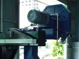 Dinosaw Machine com servomotor e tensionamento hidráulico para pressão constante no fio diamantado.